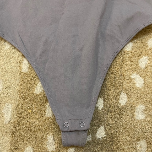 Babaton Aritzia purple grey high neck snap button bodysuit women’s size medium - Picture 3 of 8